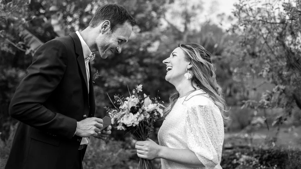 Au moment du First-look le marié présente une lettre d'amour qu'il va lire à sa future femme surprise par l'événement