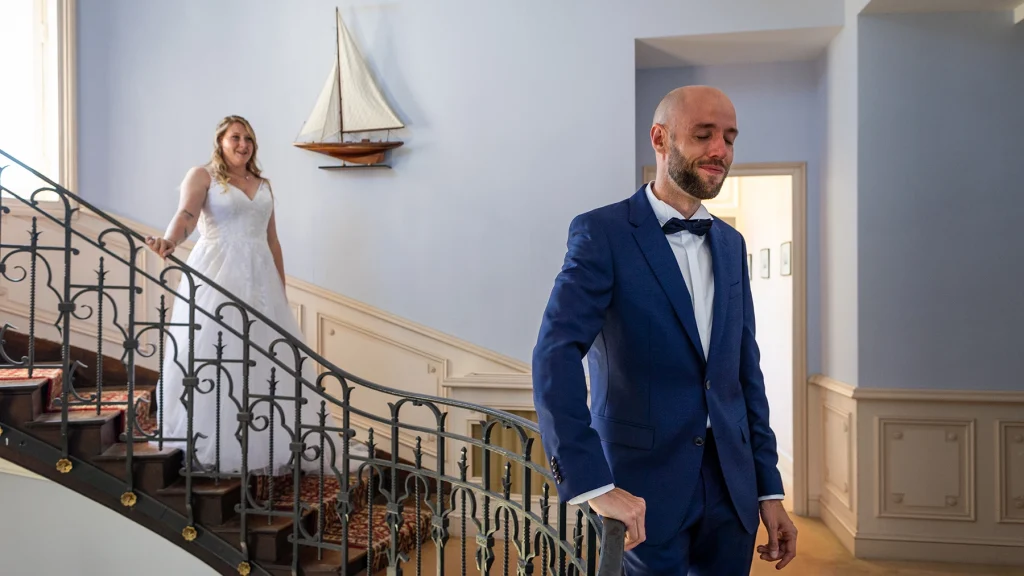 les mariée sont sur le point de se découvrir dans l'escalier du chateau de kerambleiz.