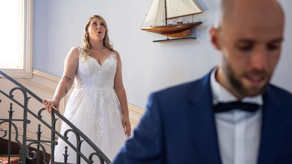 Focus sur la mariée au moment du first look. La tension est palpable.