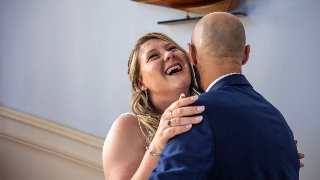 Les mariés se serrent dans les bras au moment du first look