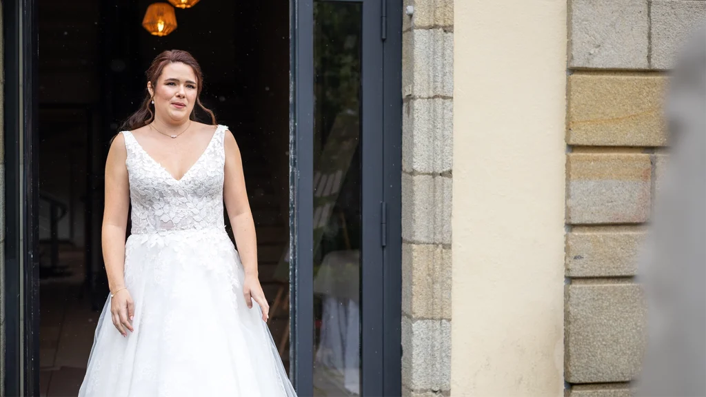 La mariée arrive sur le lieu du first look avec son pere au manoir des Indes à Quimper