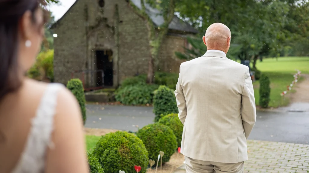 Au manoir des indes a Quimper, le pere de dos se prepare a se retourner pour decouvrir sa fille en robe de mariée.