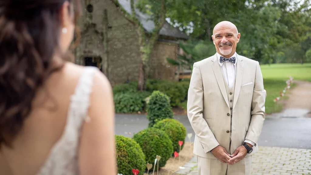 Au manoir des Indes à Quimper le père de la mariée se retourne pour découvrir sa fille en robe de mariée.