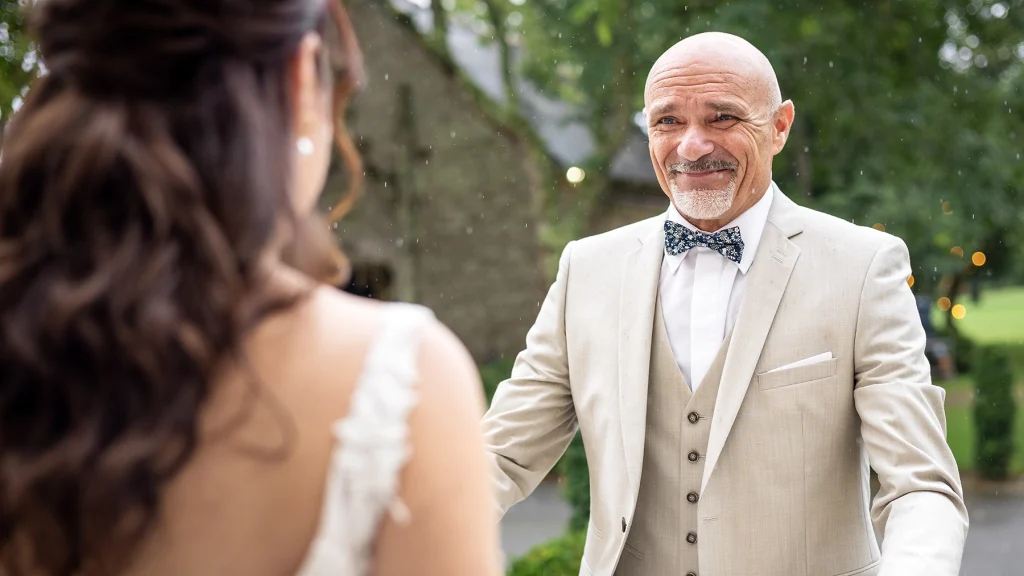 Au manoir des Indes à Quimper le père découvre sa fille en robe de mariée et s'apprête à la serrer dans ses bras