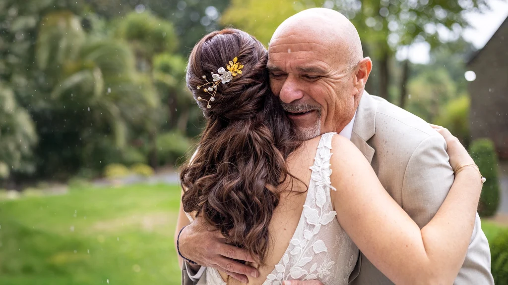 Au moment du first look on va devoir les armes à Quimper le père serre sa fille dans ses bras