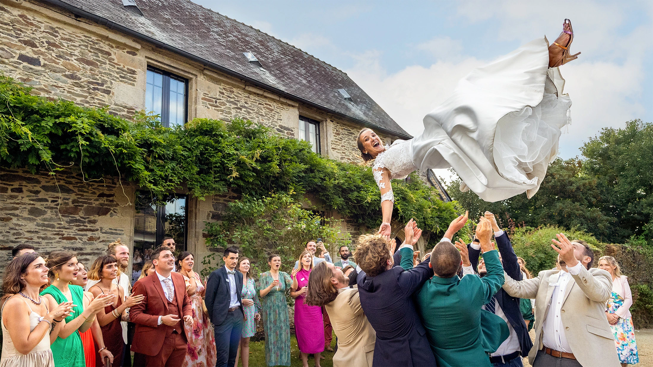 Mariée portée et lancée par ses invités lors d’un mariage au Manoir de Prévasy en Finistère