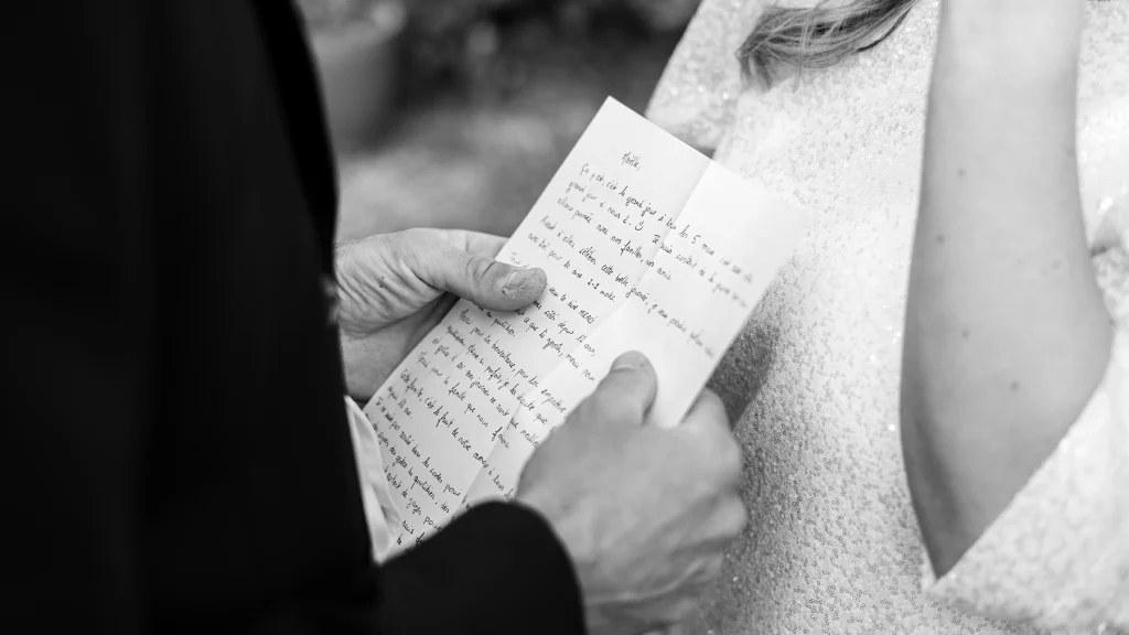 Gros plan sur le net d'amour préparé par le marié au moment du Firstlook