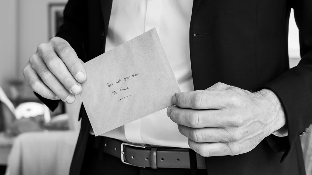 Le marié se rend sur le lieu du first look avec une lettre d'amour dans ses mains