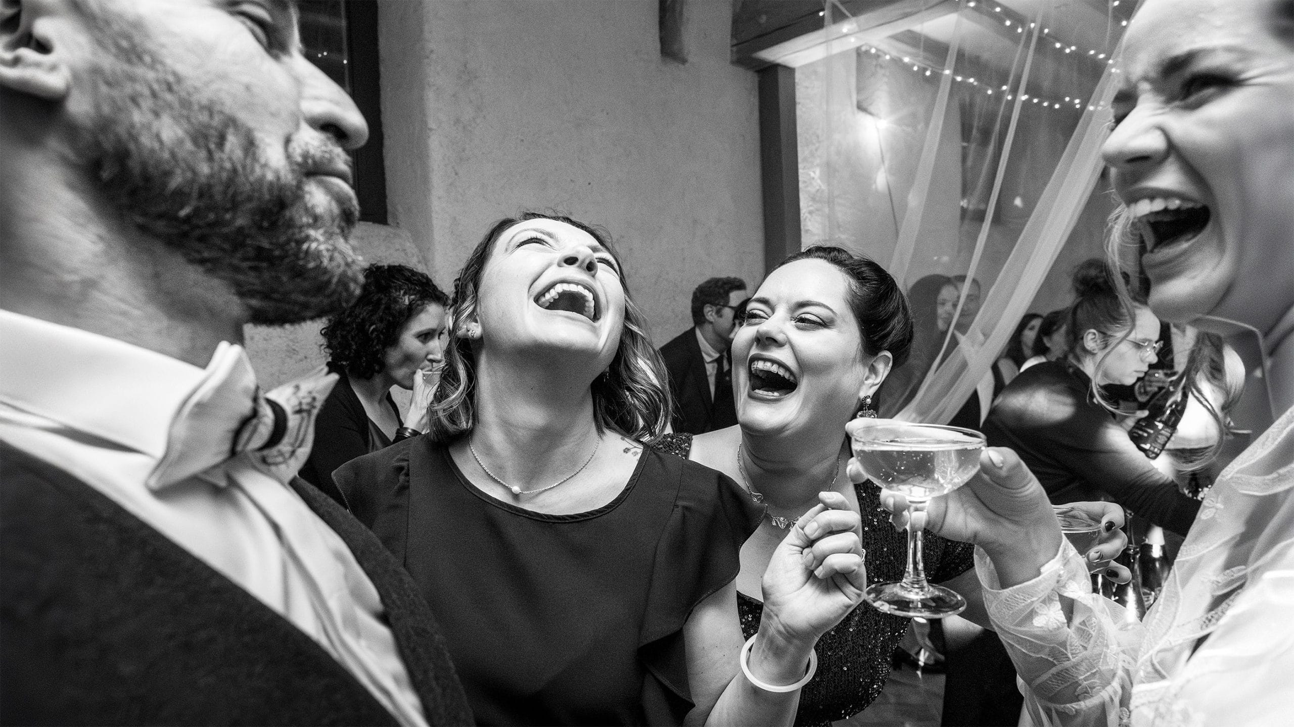 les mariés rient avec leurs invité au moment du champagne