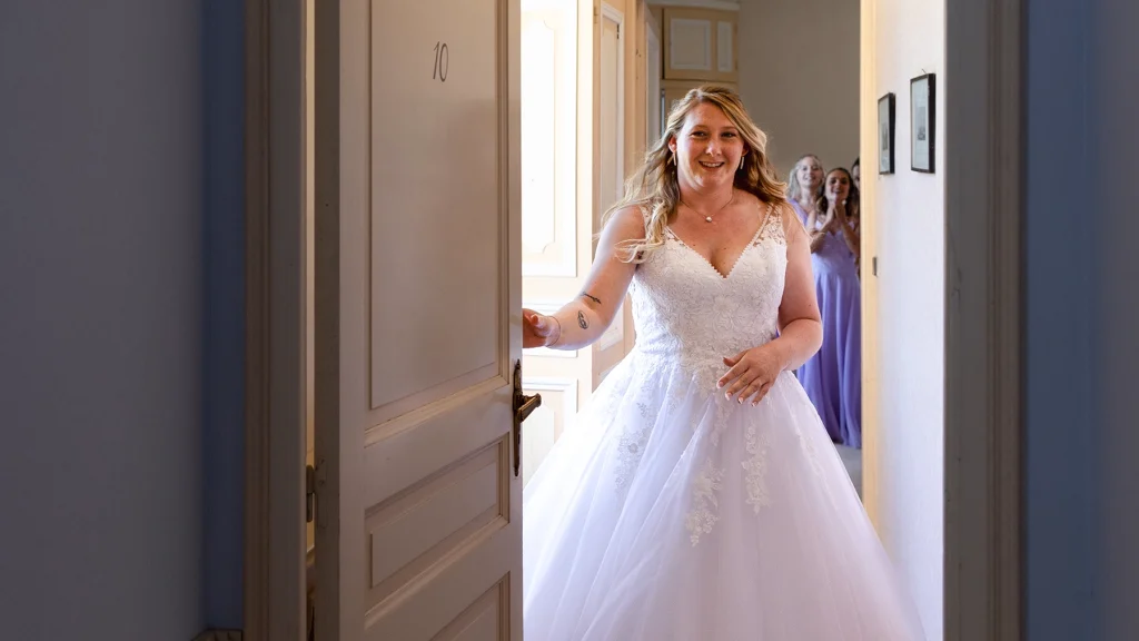 La mariée sort de sa chambre au château de kerambleiz et se dirige sur le lieu du first look.