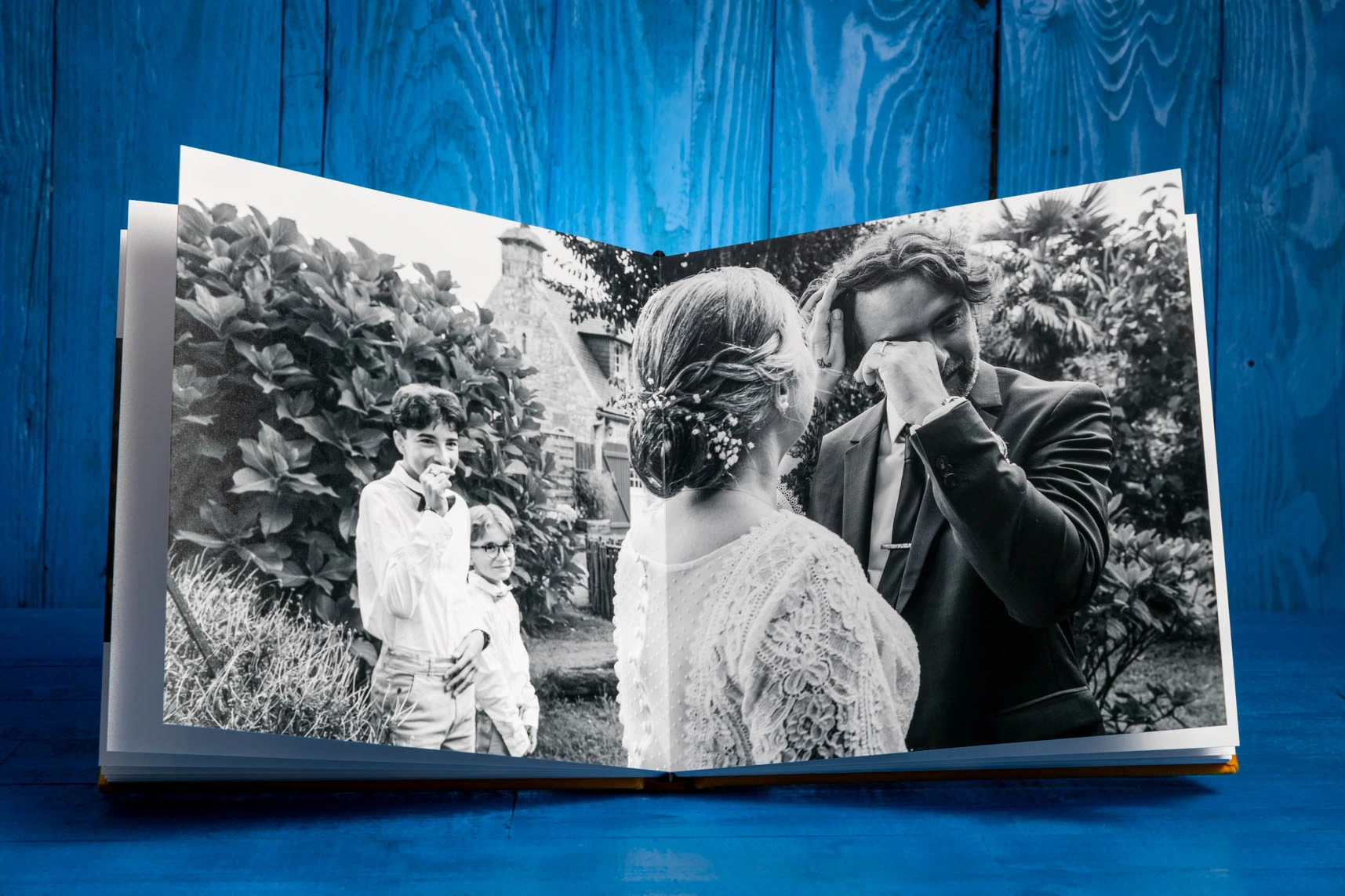Album photo de mariage ouvert présentant une image en pleine page