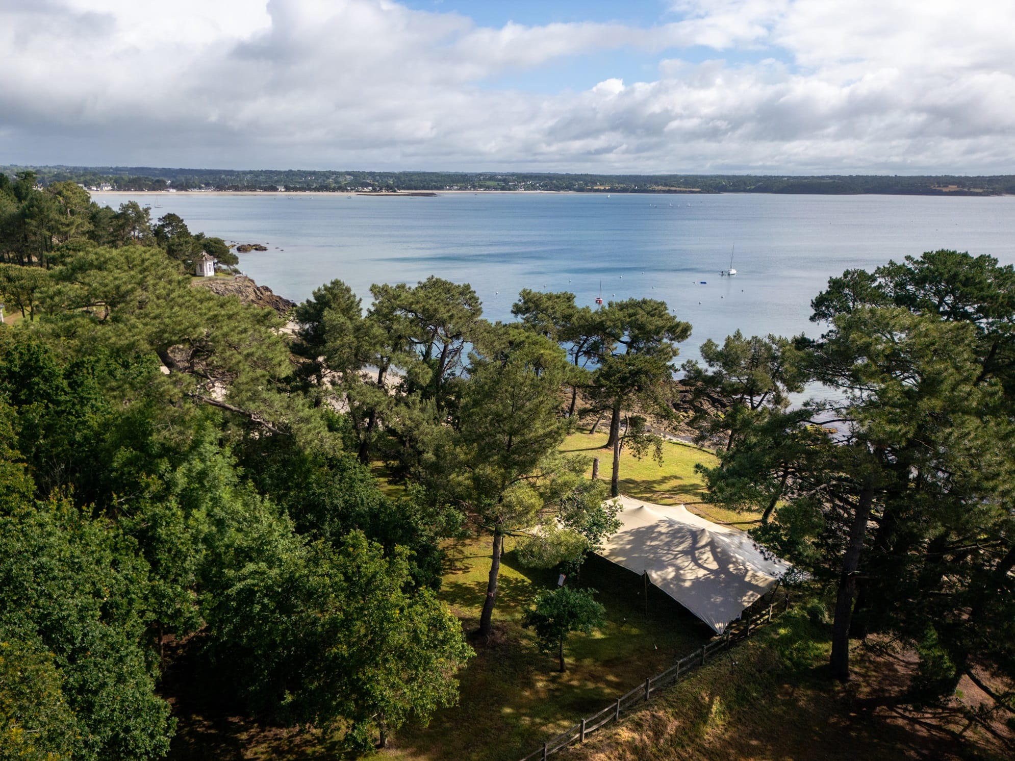 Ti teltenn installe une tente en bord de mer à Cap Coz