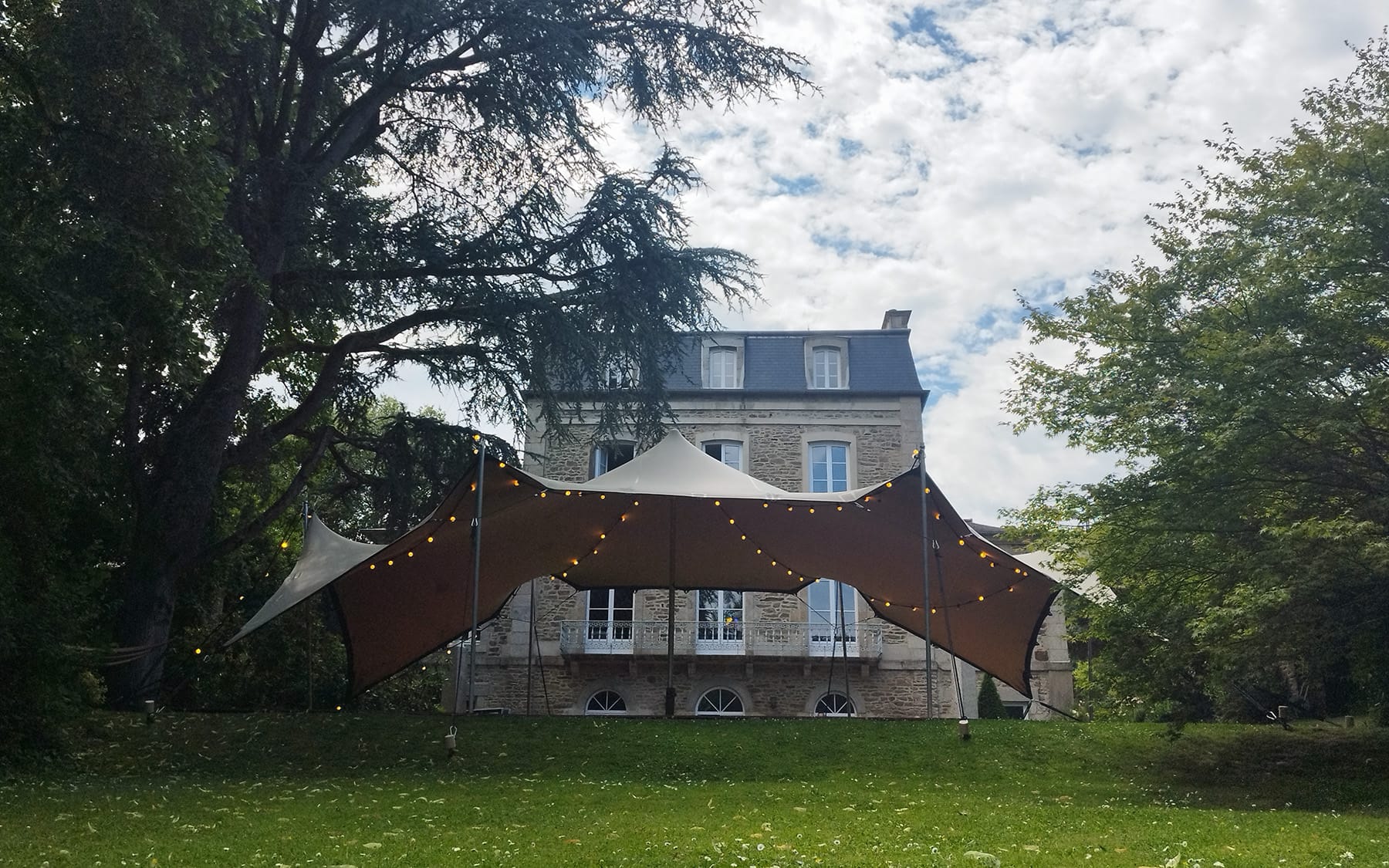 tente stretch installée dans un jardin à Dinan