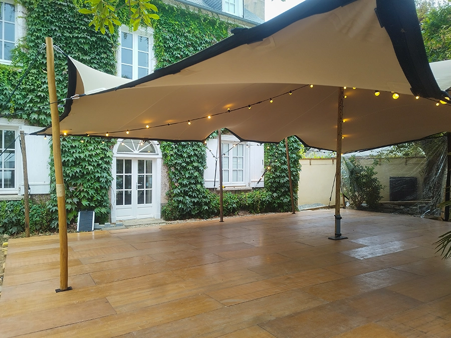 Un plancher installé sous une tente stretch ti teltenn